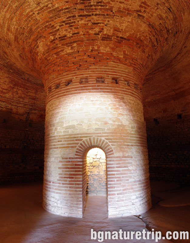 Уникалната куха колона, на която се носи целия могилен насип в поморийската куполна гробница