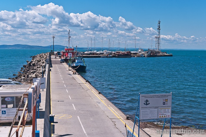 Общ изглед към пристанището на Поморие, където акостират малки кораби, яхти и катери