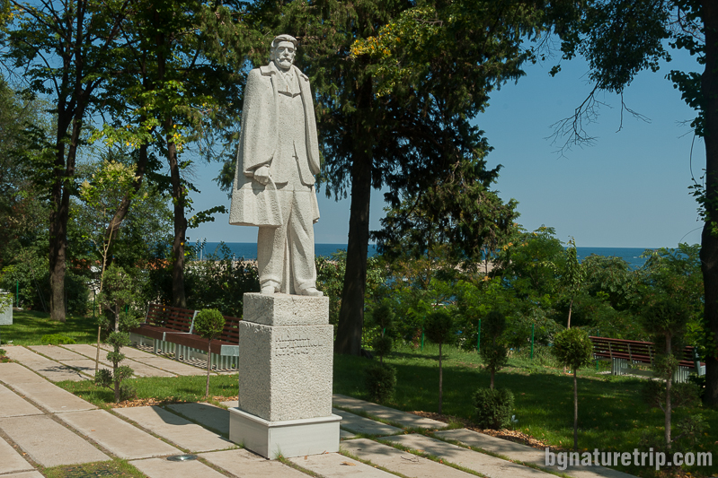 Паметникът на Михаил Герджиков в морската градина на Царево.