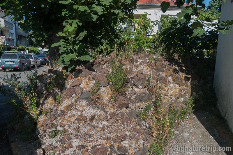 Издигащи се от земята крепостни руини в други части на Ахтопол