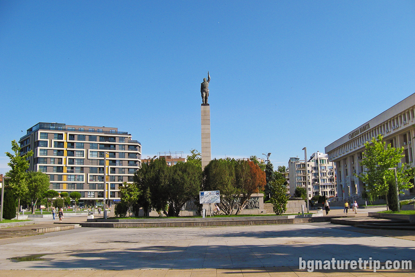 Площад Тройката с паметника на "Альоша"