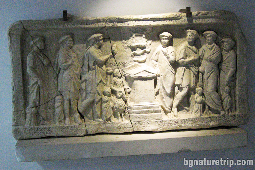 Релеф на стратезите на Месамбрия от II - I в. пр. Хр. изложен в археологическия музей на Бургас