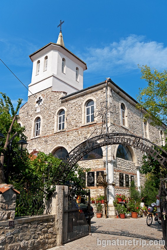 Църквата Св. Богородица в Несебър - единствената действаща църква