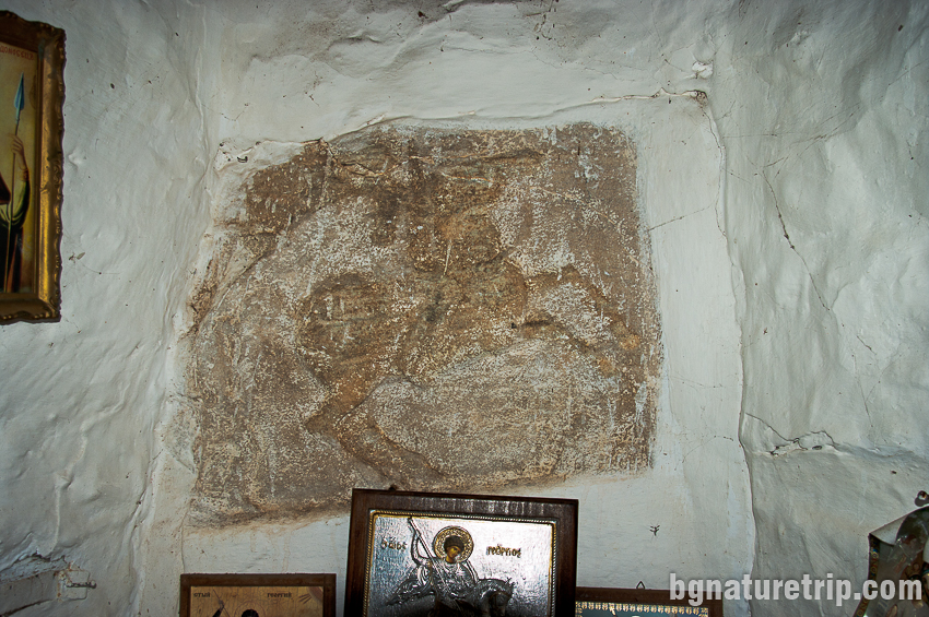 Оброчната плоча на Тракийският конник в параклиса Св. Георги до Заберново в Странджа