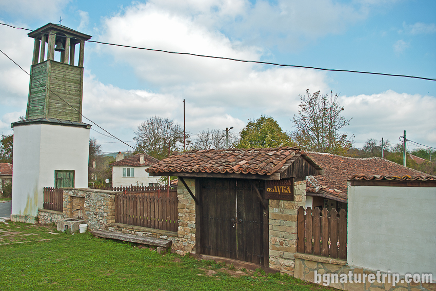 Оградата и камбанарията на църквата Свети Лука в Заберново, Странджа