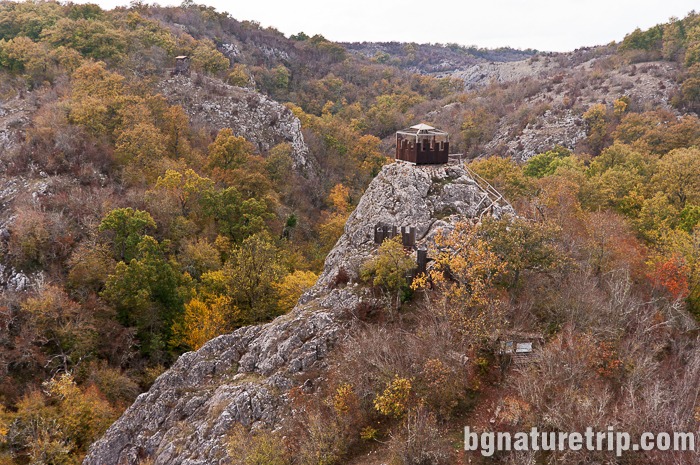 Поглед към хълмовете "Калето" и "Замъка" от екопътеката Младежко